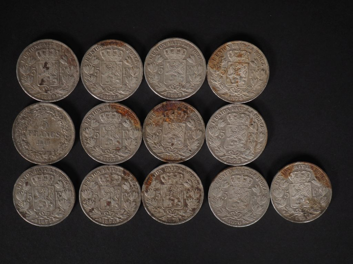 Ensemble comprenant treize pièces de 5 Francs belge en argent.  Poids.