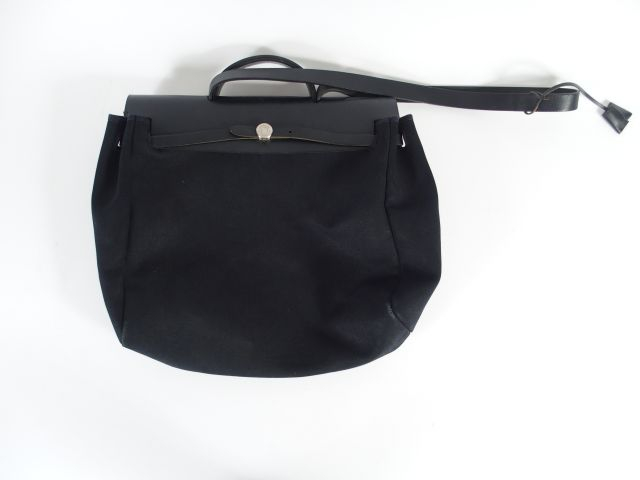 HERMES. Sac en cuir et toile noir, dans sa housse en toile.