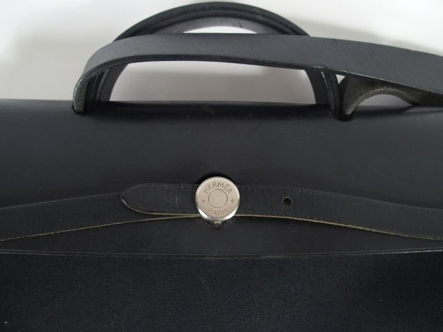 HERMES. Sac en cuir et toile noir, dans sa housse en toile.