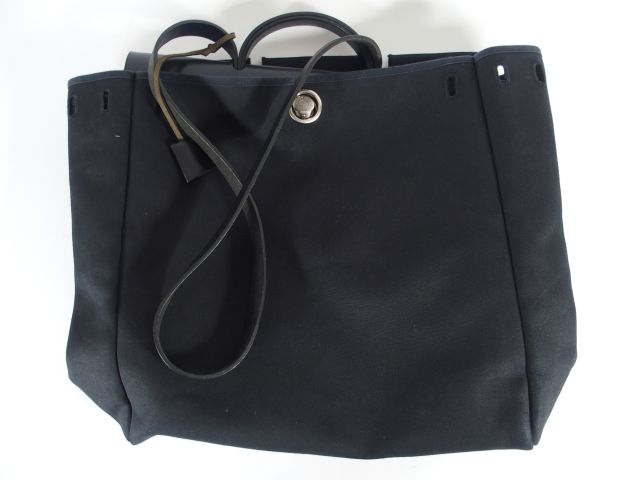 HERMES. Sac en cuir et toile noir, dans sa housse en toile.