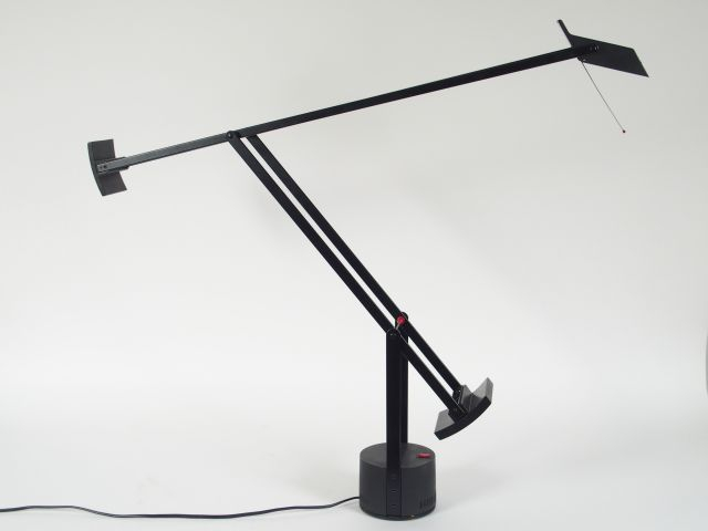 Lampe de bureau articulée en métal laqué noir.