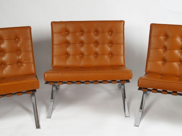 Mies Van der Rohe. Suite de 3 fauteuils 'Barcelona', garniture de cuir