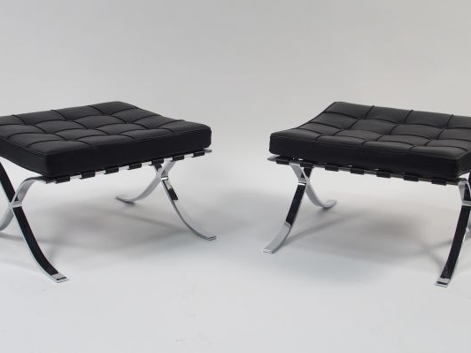 Mies Van Der Rohe. 2 repose-pieds 'Barcelona', garniture de cuir en bo