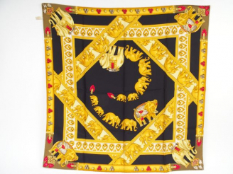 Vente aux enchères CARTIER, Must. Foulard en soie "Eléphants précieux".