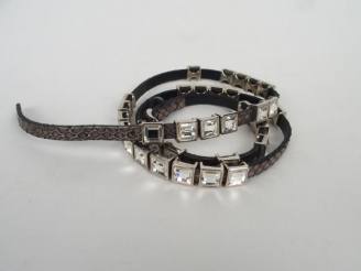 Vente aux enchères SONIA RYKIEL. Ceinture en cuir noir et strass. Dans son pochon.