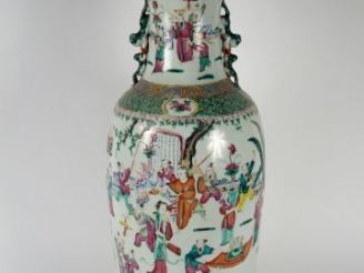 Vente aux enchères Vase en porcelaine de Canton à décor de personnages et d'enfant, prise