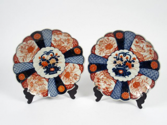 Vente aux enchères Paire de plats polylobés en porcelaine d'Imari à décor de jardinière f