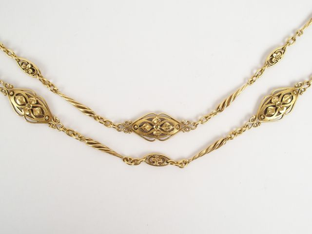 Sautoir en or jaune, décor de filigrannes. 150cm environ. Poids: 65,4g