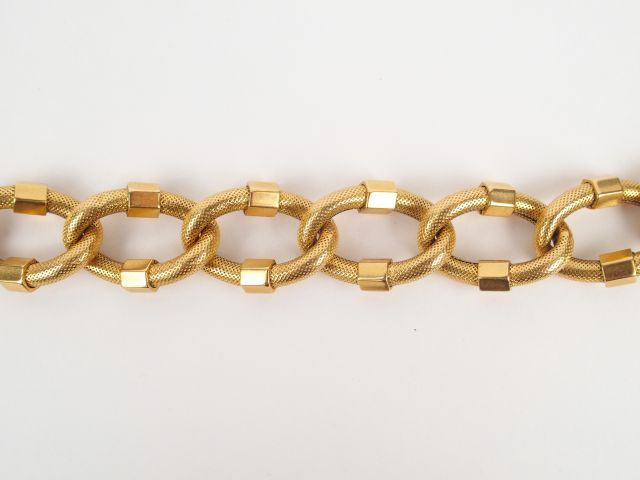 Bracelet larges maillons enchaînés (légers enfoncements). Poids: 39,3g