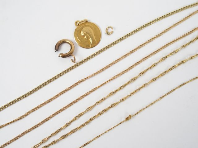Chaîne, éléments de chaînes et de fermoirs, médaille religieuse gravée