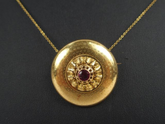 Vente aux enchères Broche pendentif Napoléon III en or jaune gravé et pierre rose (accide