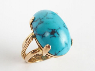 Vente aux enchères Bague 1900 monture or jaune, ornée d'une turquoise cabochon (charge de