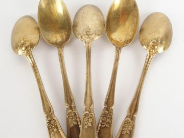 Suite de 5 petites cuillères de style Rocaille en vermeil. Poids : 65 