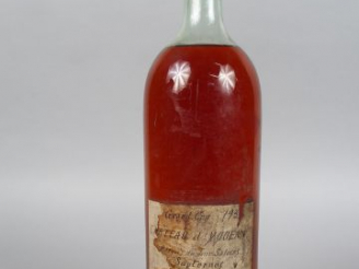 Vente aux enchères 1 MAGNUM - CHÂTEAU D'YQUEM - ETIQUETTE MANUSCRITE - MISE PARTICULIERE 