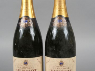 Vente aux enchères 2 BOUTEILLES - CHAMPAGNE HENRIOT ROSE - 1985