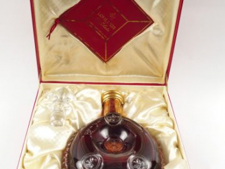 Vente aux enchères 1 BOUTEILLE - COGNAC REMY MARTIN LOUIS XIII CARAFE BACCARAT - COFFRET