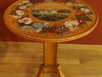 Vente aux enchères Guéridon XIXeme tripode en bois clair, plateau peint à décor de guirla