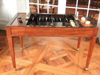 Vente aux enchères Table tric-trac Louis XVI en acajou, avec ses jetons en ivoire, ivoire