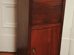 Vente aux enchères Chevet de style Louis XVI en bois naturel, ouvrant à un rideau couliss