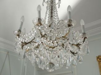 Vente aux enchères Lustre à pampilles de style Louis XV en bronze et cristal, éclairant à