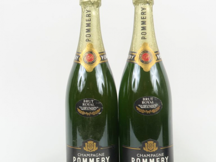 2 VIEILLES BOUTEILLES CHAMPAGNE POMMERY 'BRUT ROYAL'