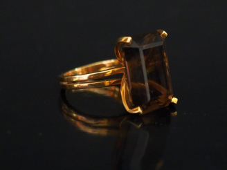 Vente aux enchères Bague en or jaune, sertie en son centre d'un quartz. TDD. 50  Poids te