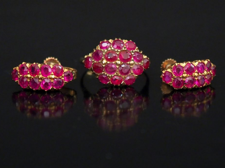 Demi-parure en or jaune 14k et pierres roses. Comprenant :  - une bagu