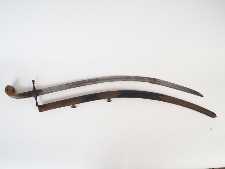 Beau sabre à l’orientale Kilij XIX ème forte lame courbe allégée d’un 