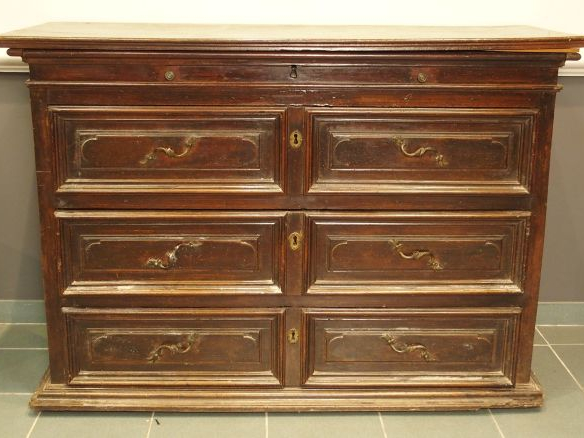 Commode italienne XVIIIe en bois naturel mouluré et sculpté, ouvrant à