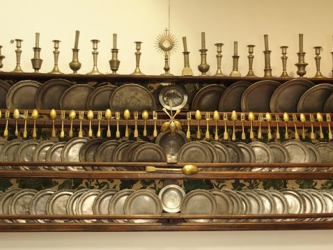 Vaisselier en chêne et collection de pièces de forme anciennes en étai
