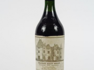 Vente aux enchères 1 BOUTEILLE CHÂTEAU HAUT BRION 1er GCC GRAVES - 1975 - 3 CM