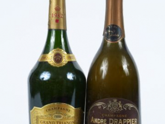 Vente aux enchères 2 BOUTEILLES CHAMPAGNE : 1 GRAND TRIANON A. ROTHSCHILD 1982 - 1 GRANDE