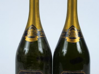 Vente aux enchères 2 BOUTEILLES CHAMPAGNE DOM RUINART BLANC DE BLANCS - 1985 - 1 CAPS TLA