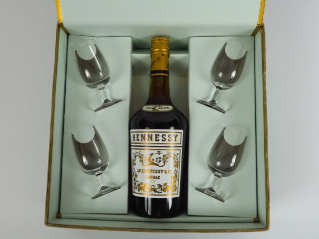 1 BOUTEILLE COGNAC HENNESSY BRAS ARME - COFFRET