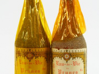 Vente aux enchères 2 BOUTEILLES EAU DE VIE DE PRUNES BORIES