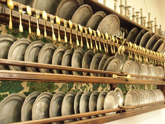 Vaisselier en chêne et collection de pièces de forme anciennes en étai