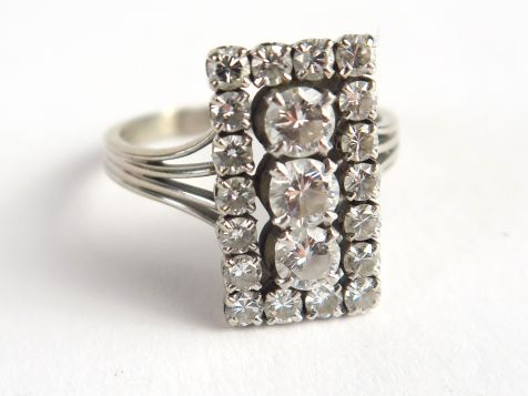 Bague de forme rectangulaire ornée de trois diamants taille moderne de