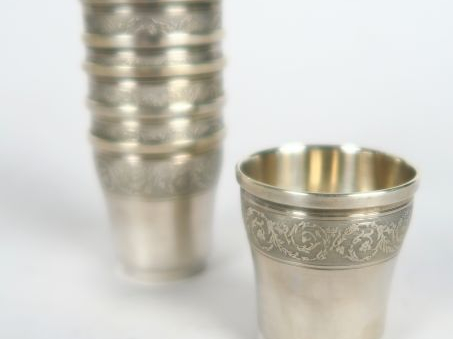 Suite de 6 verres à liqueur en argent, poinçon Minerve. Poids : 75 g