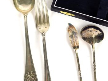 Couvert en argent, poinçon Minerve. On y joint une cuillère et un peti