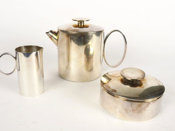 ERCUIS. Service à thé et à café en métal argenté à pans coupés, compre