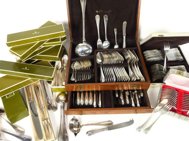 CHRISTOFLE. Ménagère en métal argenté, comprenant 12 couverts, 12 gran