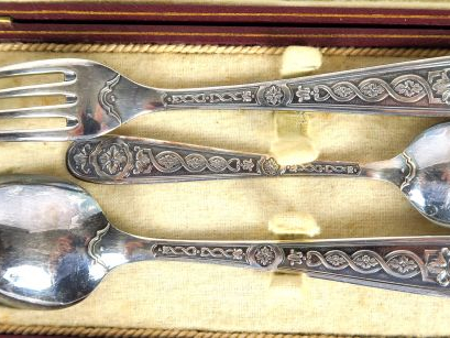 CHRISTOFLE. Couvert et petite cuillère en métal argenté. Dans un coffr