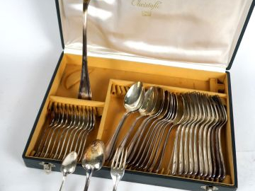 CHRISTOFLE. Ménagère en métal argenté comprenant 12 couverts, 12 petit