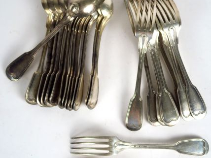 CHRISTOFLE. 13 couverts et 2 cuillères en métal argenté, modèle au fil