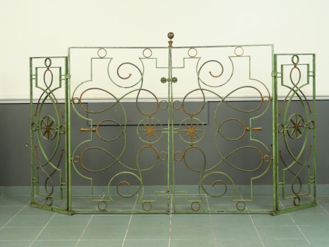Paire de grilles d'intérieur 1940 en fer forgé, laqué vert et doré , q