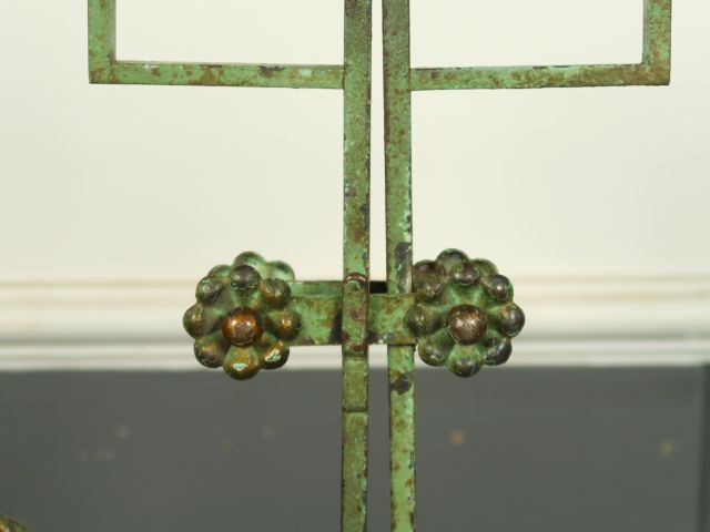 Paire de grilles d'intérieur 1940 en fer forgé, laqué vert et doré , q