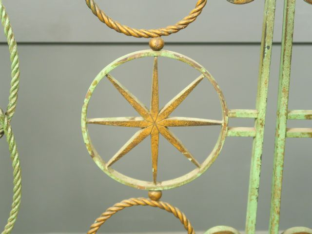 Paire de grilles d'intérieur 1940 en fer forgé, laqué vert et doré , q