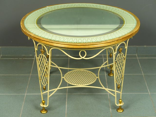Table 1960 en fer forgé, laqué blanc et doré, plateau en verre églomis