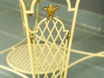 Table 1960 en fer forgé, laqué blanc et doré, plateau en verre églomis