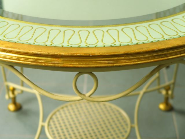 Table 1960 en fer forgé, laqué blanc et doré, plateau en verre églomis